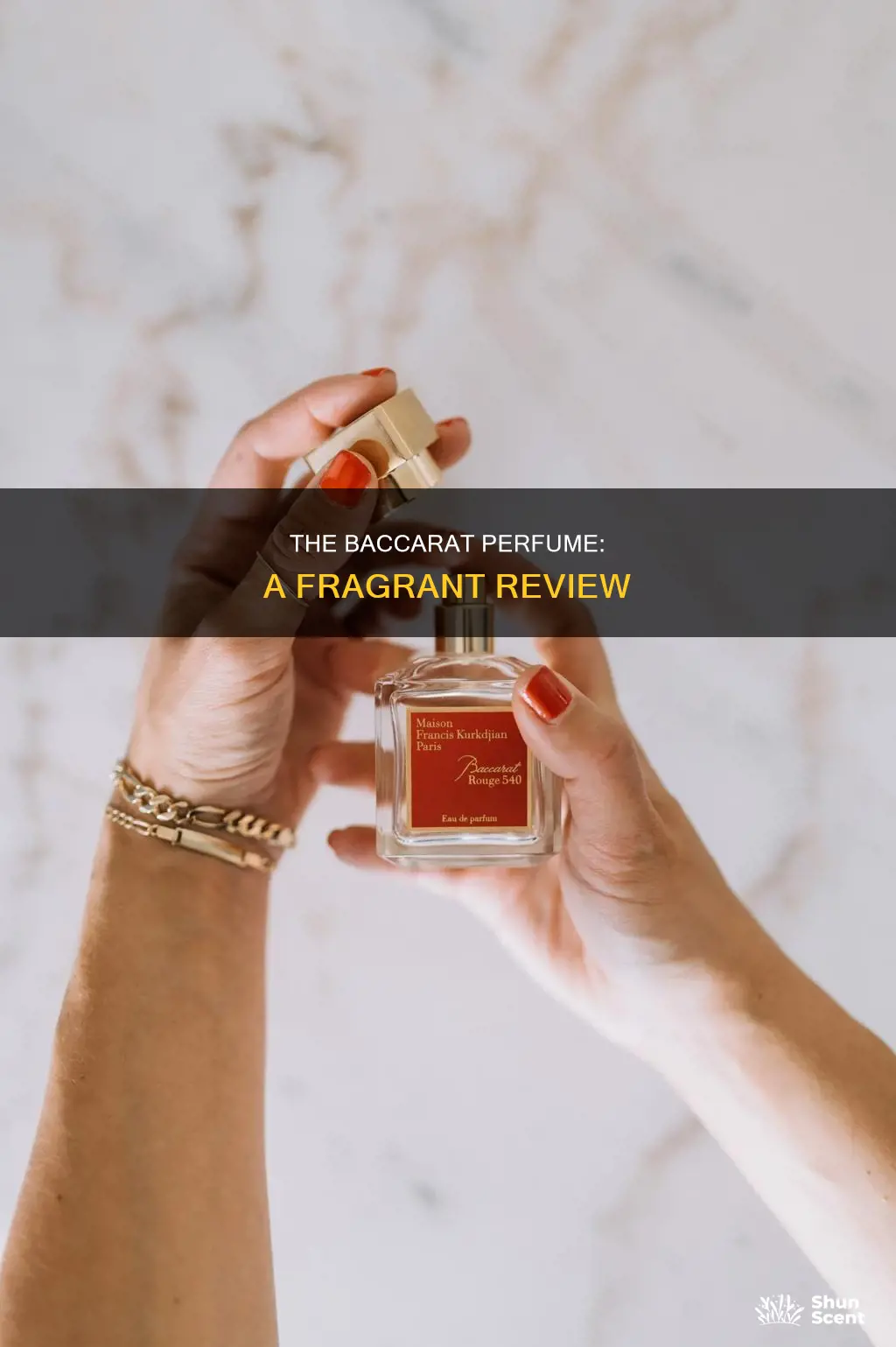 what does the baccarat perfume smell like